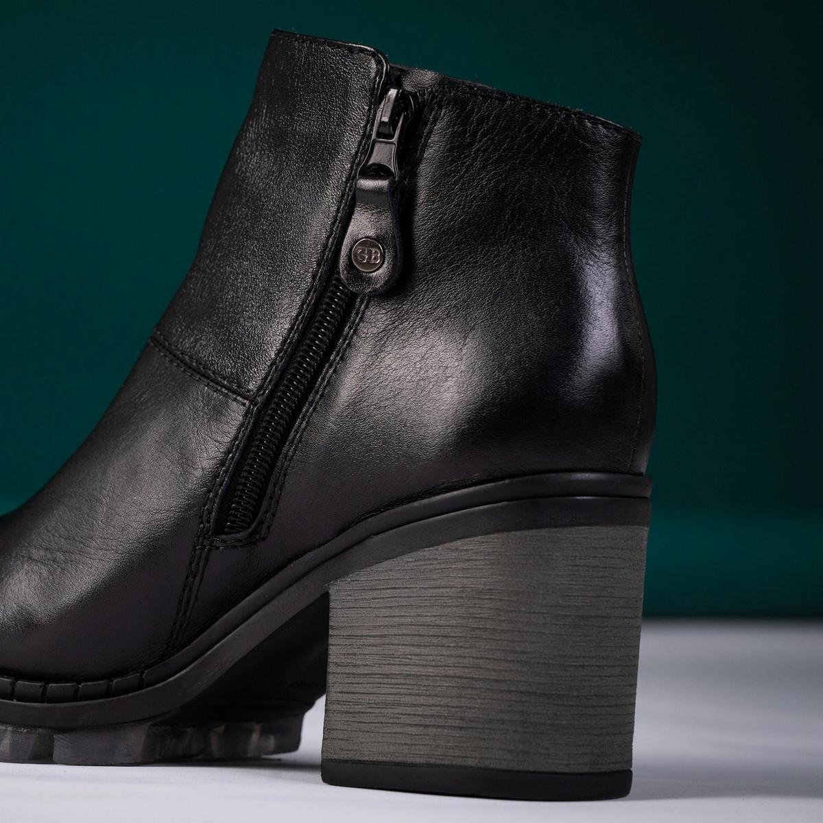 Heels, Leather, And Attention: Dating With A Shoe Or Boot Kink